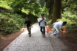 高尾山でゴミ拾い隊