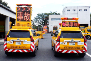 巡回車の起伏式標識装置　試験導入中