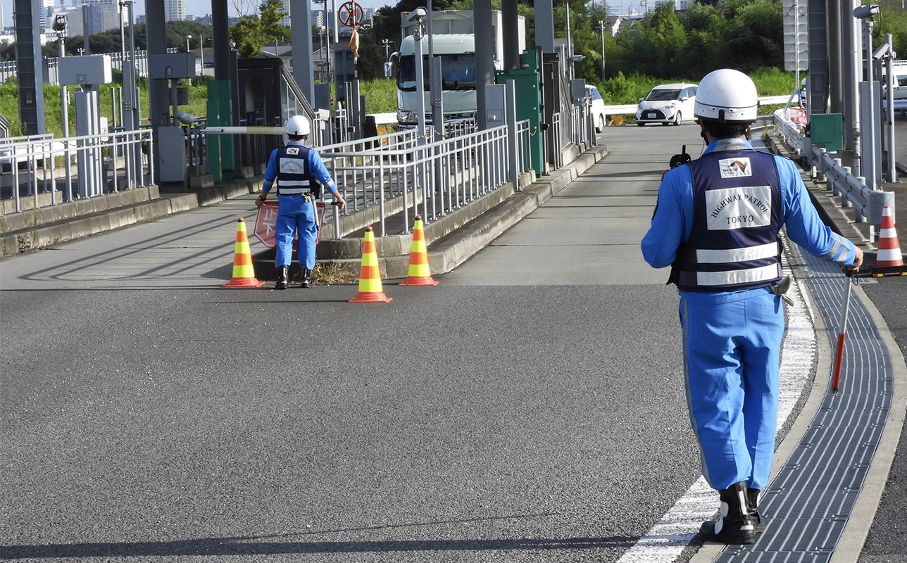 厳重なチェックにより道路を守る