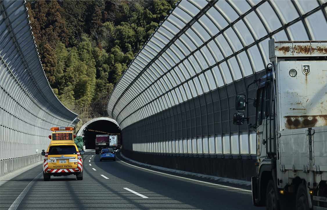 24時間道路を巡回