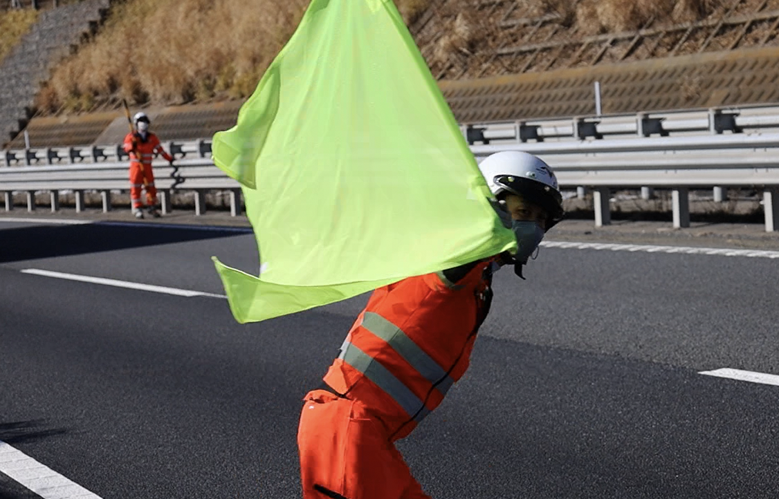 路上の危険を取り除く