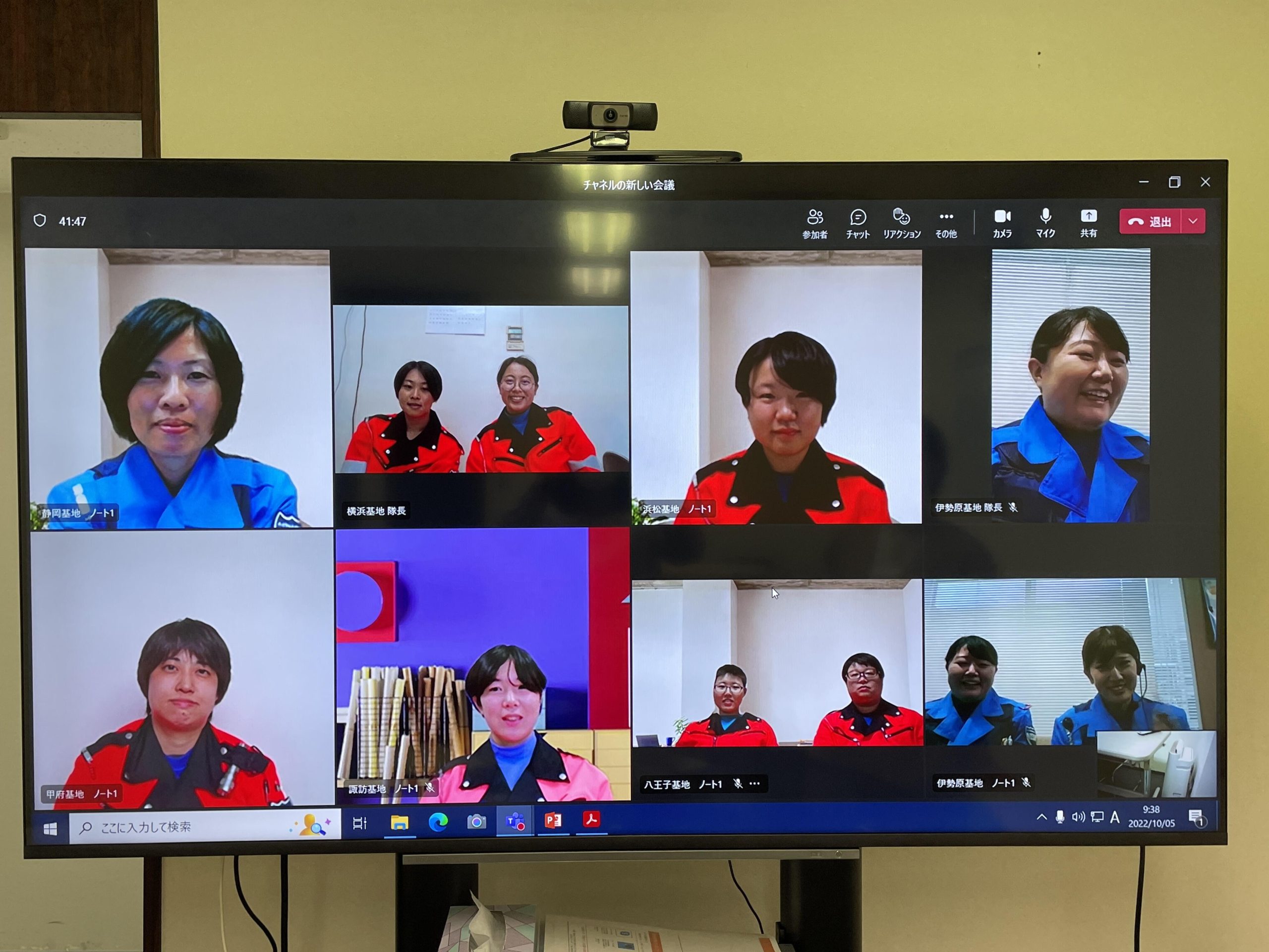 女性隊員リモート会議